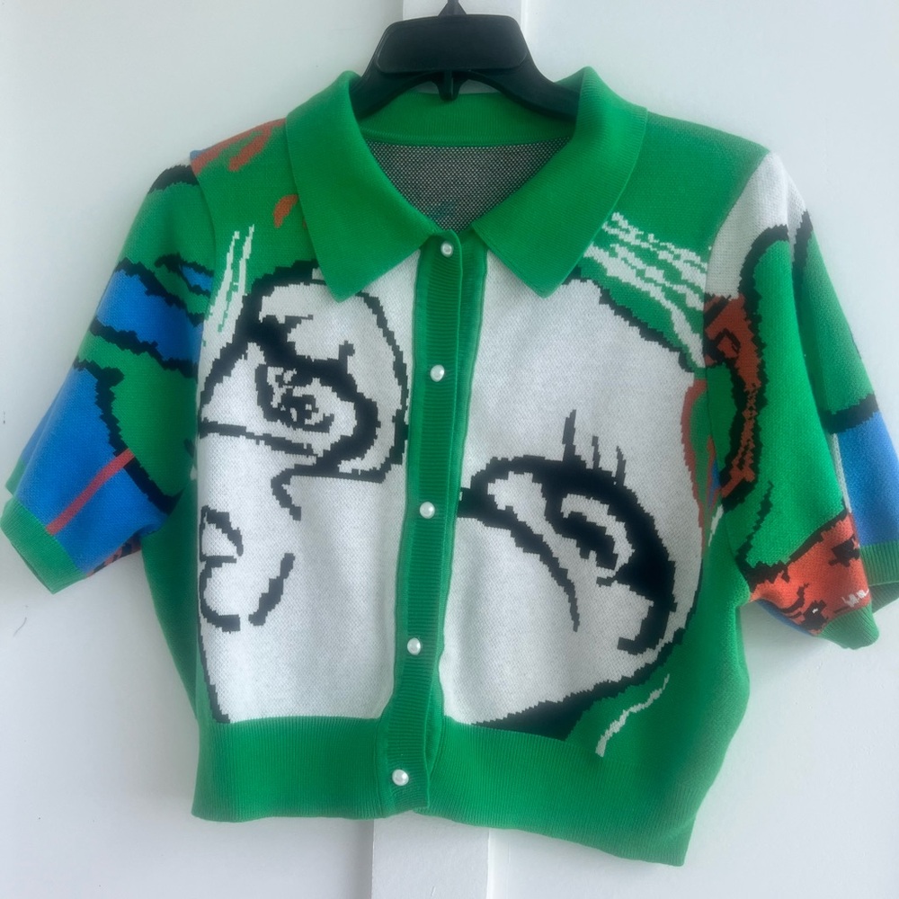 Woman Green Graphic Button Top 1x
